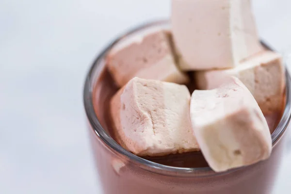 Close Amerikaanse Warme Chocolademelk Gegarneerd Met Grote Marshmallow Glazen Beker — Stockfoto