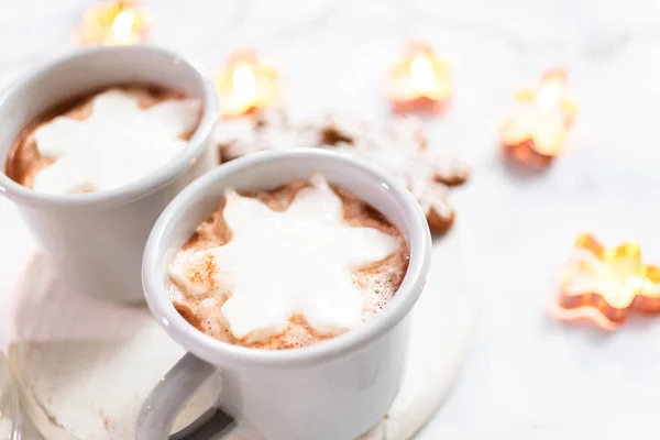 Cioccolata Calda Americana Con Guarnizioni Marshmallow Forma Fiocco Neve — Foto Stock