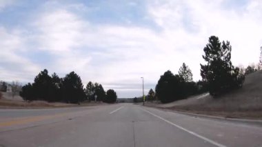 Banliyöde lüks semtte aracılığıyla sürüş.