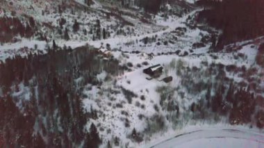 Kış gün batımında kırsal dağ toplumun havadan görünümü.