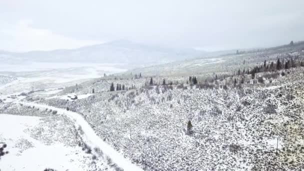 Vue aérienne des montagnes en hiver .