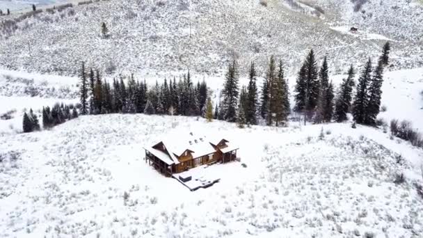 Vista Aérea Casa Montaña Cubierta Nieve Invierno — Vídeos de Stock