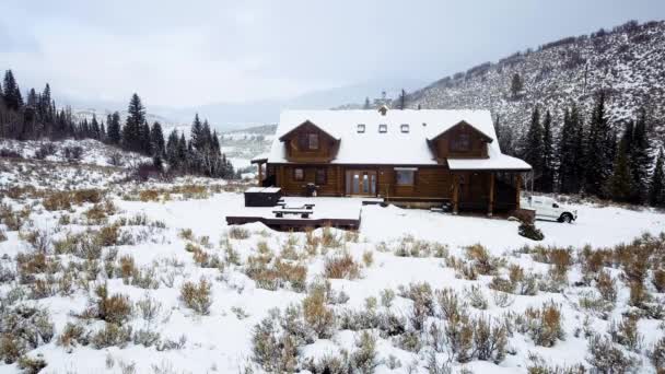 Vista Aérea Casa Montaña Cubierta Nieve Invierno — Vídeo de stock