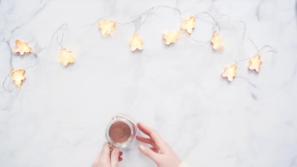 Deitado Chocolate Quente Americano Com Coberturas Marshmallow — Vídeo de Stock