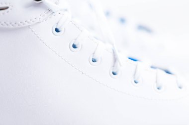 Görünümü kapatın. Beyaz bir arka plan üzerinde yeni beyaz artistik paten.