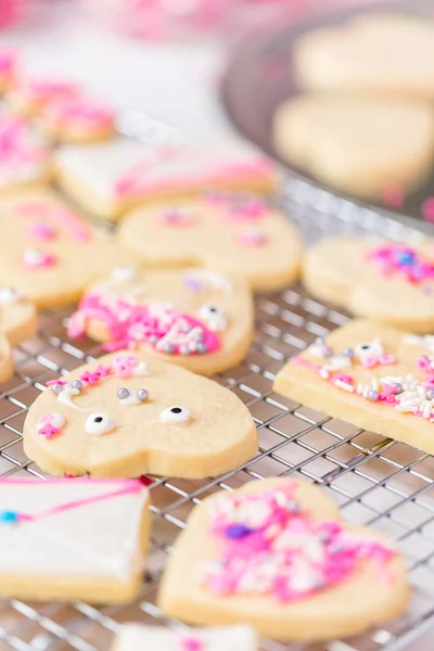 Décoration Biscuits Sucre Forme Cœur Avec Glaçage Royal Saupoudres Roses — Photo