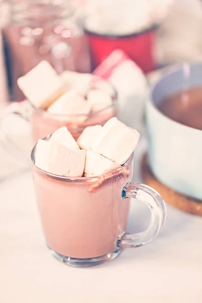 Chocolate Quente Americano Coberto Com Marshmallow Grande Copo Vidro — Fotografia de Stock