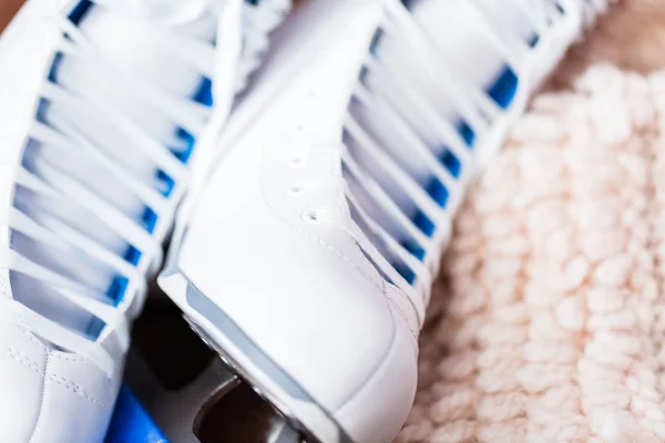 Close Nieuwe Witte Figuur Schaatsen Een Houten Planken — Stockfoto