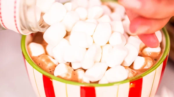 Garnishing American Chocolate Quente Com Coberturas Marshmallow — Fotografia de Stock