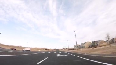 Denver, Colorado, ABD-Aralık 26, 2018 - zaman atlamalı. Kırsal alanda döşeli yolda sürüş.