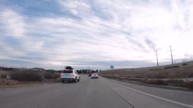 Denver, Colorado, ABD-Aralık 26, 2018 - kırsal alanda döşeli yolda sürüş.