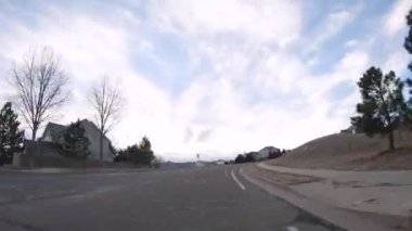 Denver, Colorado, ABD-Aralık 26, 2018 - zaman atlamalı. Banliyöde lüks semtte aracılığıyla sürüş.