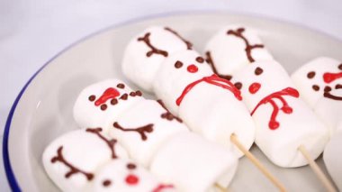 Görünümü kapatın. Hatmi Ren geyiği üzerinde sıcak çikolata içmek için sopa.