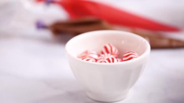 Adım adım. Hatmi kardan adam yapma gıda hediye için sıcak çikolata toppers sopa