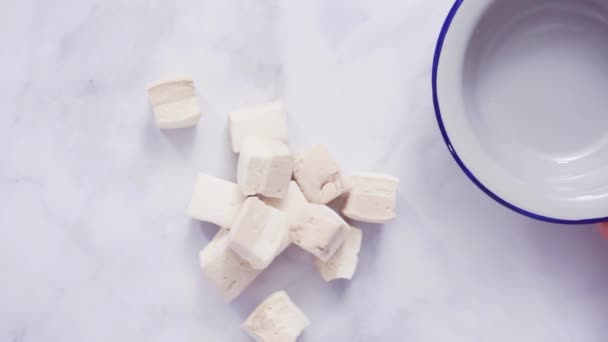 Platt Låg Marshmallow Kuber Med Choklad Smak För Varm Kakao — Stockvideo