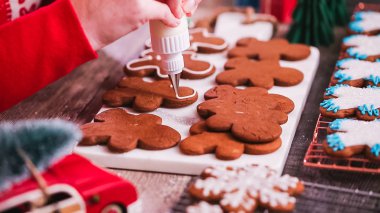 Adım adım. Kraliyet buzlanma ile Gingerbread çerezleri dekorasyon.