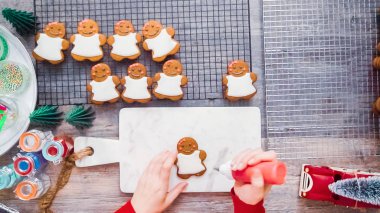 Adım adım. Düz yatıyordu. Kraliyet buzlanma ile Gingerbread çerezleri dekorasyon.