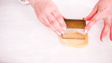 Adım adım. Şekilleri'nden şeker kurabiye hamuru çerez kesici ile kesmek.