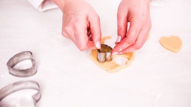 Adım adım. Şekilleri'nden şeker kurabiye hamuru çerez kesici ile kesmek.