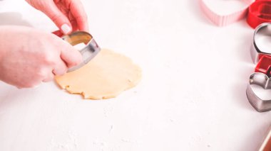 Adım adım. Şekilleri'nden şeker kurabiye hamuru çerez kesici ile kesmek.