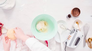 Düz yatıyordu. Adım adım. Şeker kurabiye hamur karıştırma kase karıştırma.