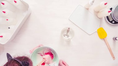 Düz yatıyordu. Adım adım. Şekerli kurabiye süslemek için royal Icing karıştırma.