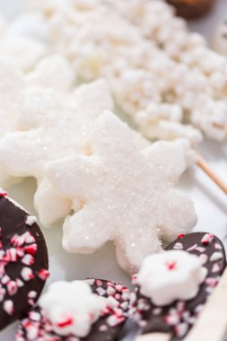 Görünümü kapatın. Hatmi Topingler nane ve çikolata sıcak çikolata ve kakao içmeye ile çeşitli.