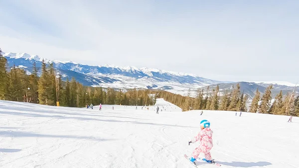 Keystoone コロラド州 2019 丘を下ってアルプス山脈でスキーをする方法を学ぶ少女 — ストック写真