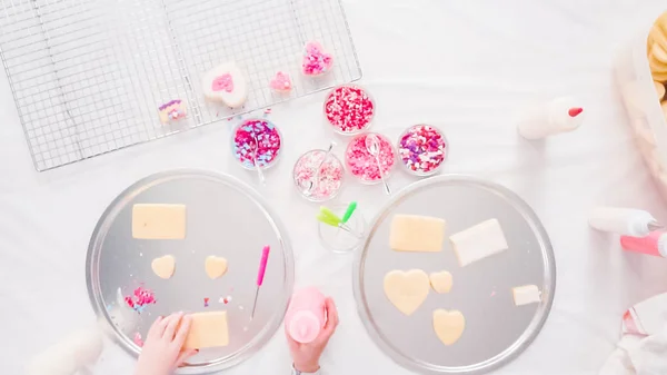 Acostado Paso Paso Niña Descartando Galletas Azúcar Con Glaseado Real —  Fotos de Stock