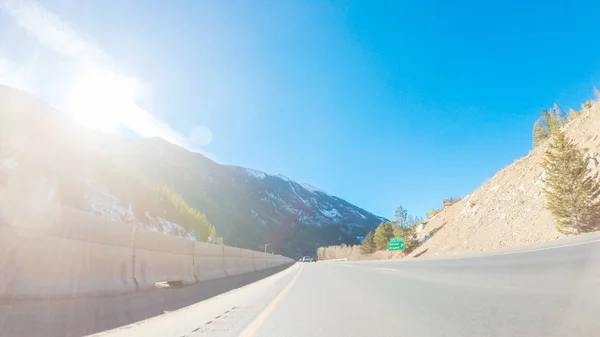 Westlich Auf Der Autobahn I70 Durch Die Berge Fahren — Stockfoto