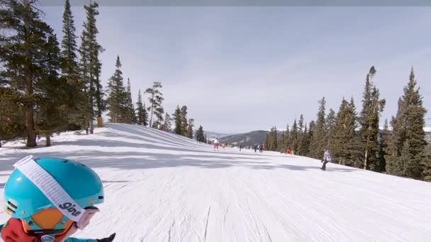 2019 Keystoone コロラド州 スローモーションします 丘を下ってアルプス山脈でスキーをする方法を学ぶ少女 — ストック動画