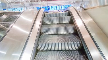 Yürüyen bir Denver Uluslararası Havalimanı terminalleri.