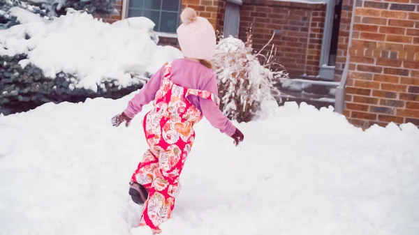 Little Girl Playing Snow Her House Typical Suburbia — Stock Photo, Image