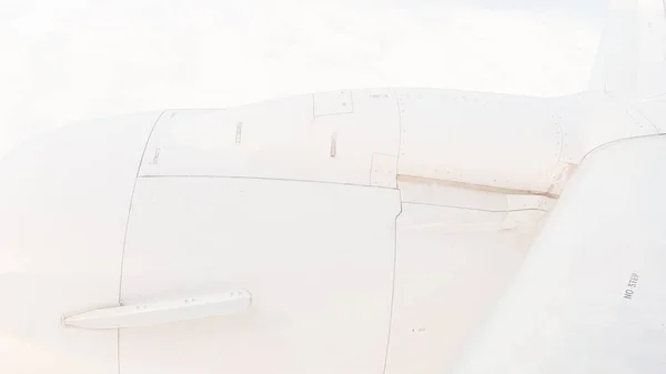 商業乗客の飛行機の窓側の席からの眺め — ストック写真