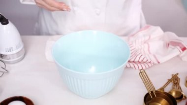 Adım adım. Şeker kurabiye hamur karıştırma kase karıştırma.