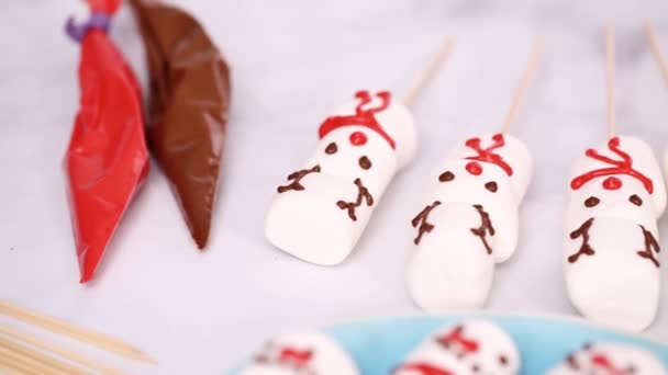 Lépésről Lépésre Így Marshmallow Hóember Rénszarvas Botok Forró Csokoládé Élén — Stock videók