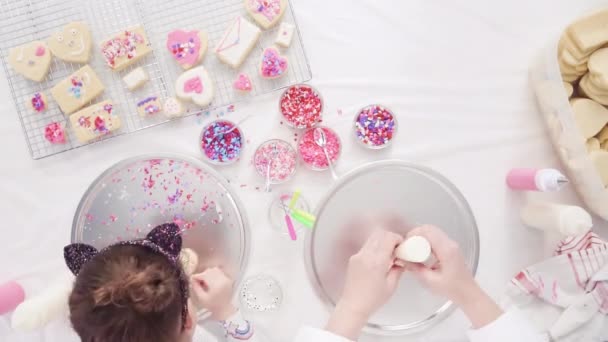 Zeitraffer Flach Lag Schritt Für Schritt Kleines Mädchen Dekoriert Zuckerkekse — Stockvideo