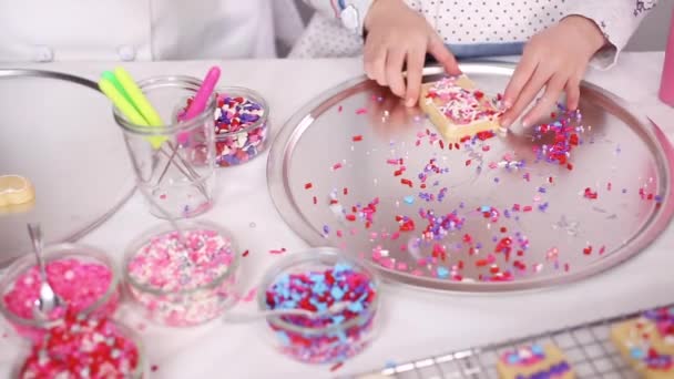 Lépésről Lépésre Díszítő Királyi Jegesedés Sprinkles Cukor Cookie Kat Valentin — Stock videók