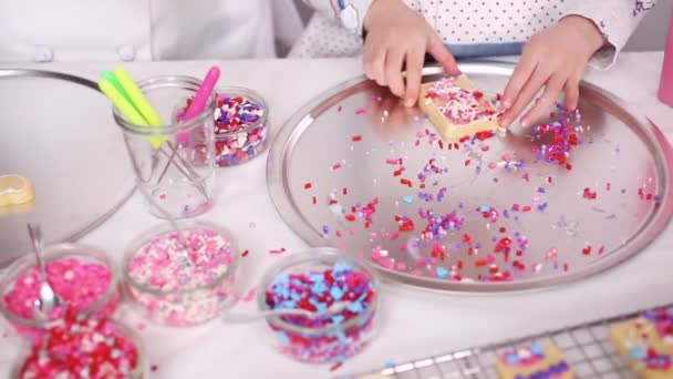 Schritt Für Schritt Zuckerkekse Mit Königlichem Zuckerguss Und Streusel Für — Stockvideo