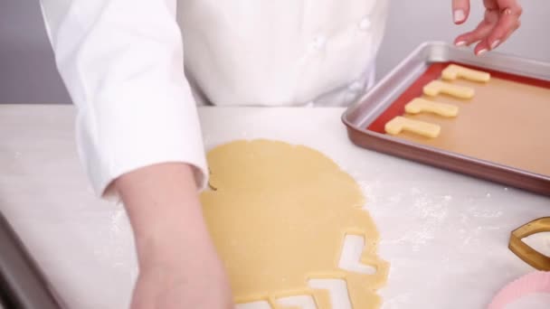 Paso Paso Cortar Formas Masa Galletas Azúcar Con Cortadores Galletas — Vídeo de stock