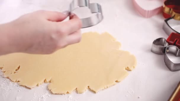 Paso Paso Cortar Formas Masa Galletas Azúcar Con Cortadores Galletas — Vídeo de stock