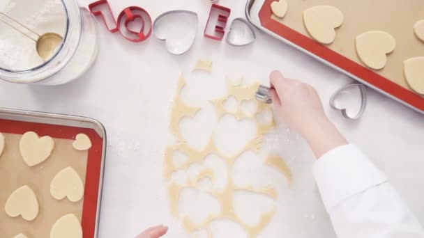 平躺着 一步一步 用饼干切割机切割糖饼干面团的形状 — 图库视频影像