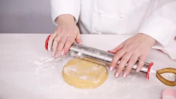 一歩一歩 金属の圧延ピンに砂糖のクッキーの生地を圧延 — ストック動画
