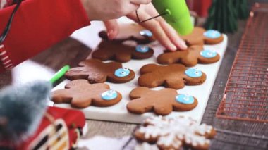 Zaman atlamalı. Adım adım. Kraliyet buzlanma ile Gingerbread çerezleri dekorasyon.