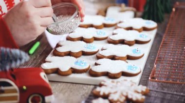 Adım adım. Kraliyet buzlanma ile Gingerbread çerezleri dekorasyon.