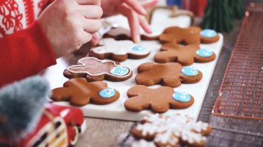 Adım adım. Kraliyet buzlanma ile Gingerbread çerezleri dekorasyon.