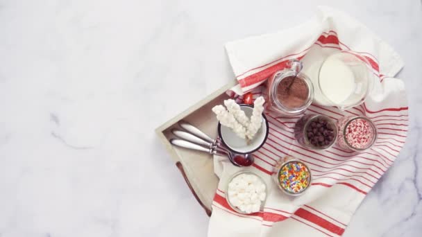 Pose Plate Barre Chocolat Chaud Avec Une Variété Garniture Sur — Video