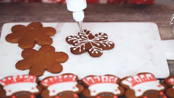 Schritt Für Schritt Lebkuchen Mit Königlichem Zuckerguss Verzieren — Stockvideo