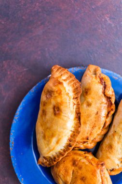 Ev yapımı büyük empanadas ile farklı staffings.