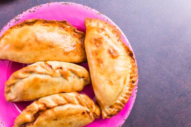 Ev yapımı büyük empanadas ile farklı staffings.
